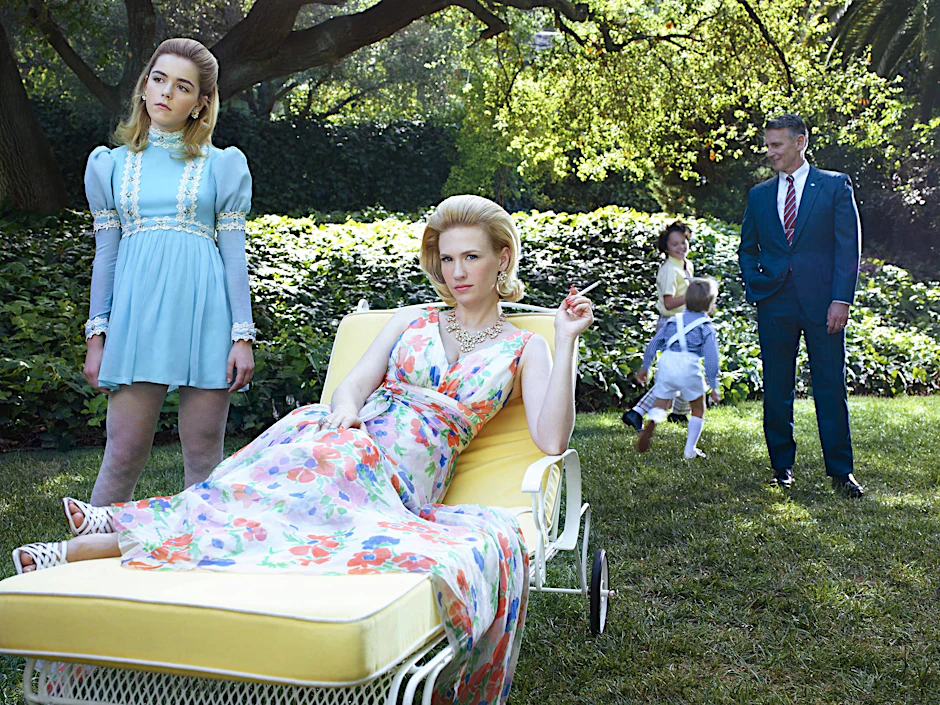 Kettenrauchen mit Stil: In „Mad Men“ raucht Hauptfigur Betty Draper bei jeder sich bietenden Gelegenheit. Die Serie um eine&nbsp;<a href="https://de.wikipedia.org/wiki/New_York_City">New Yorker</a> <a href="https://de.wikipedia.org/wiki/Werbeagentur">Werbeagentur</a> spielt in den <a href="https://de.wikipedia.org/wiki/1960er">1960er</a>-Jahren.