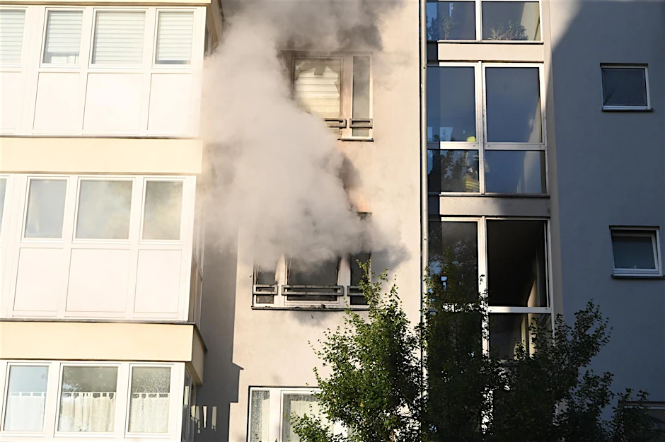 Rauch steigt aus der Brandwohnung in Alt-Hohenschönhausen.