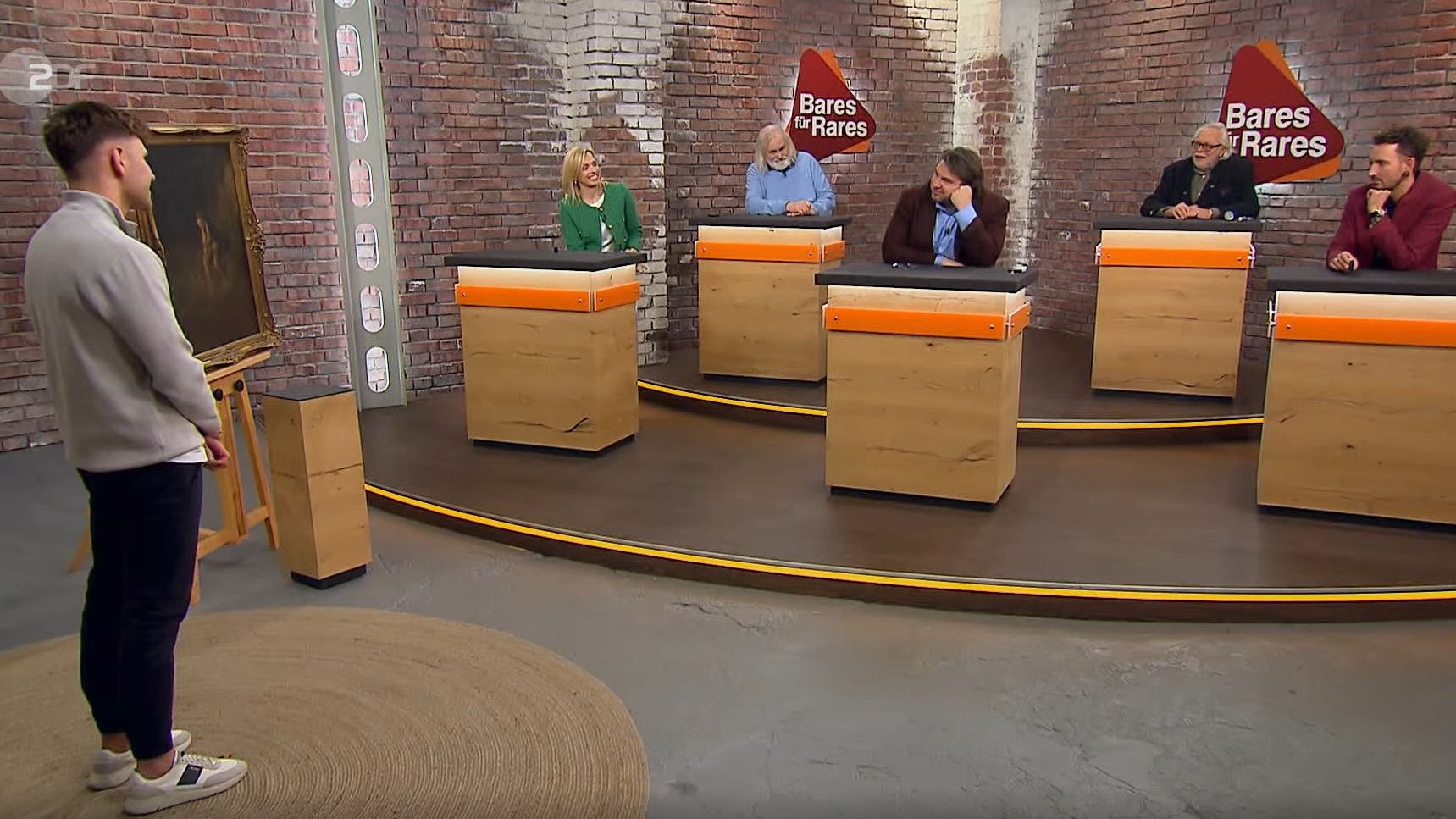 Verkäufer Robin (li.) bei den Profis im„ Bares für Rares“-Händlerraum.