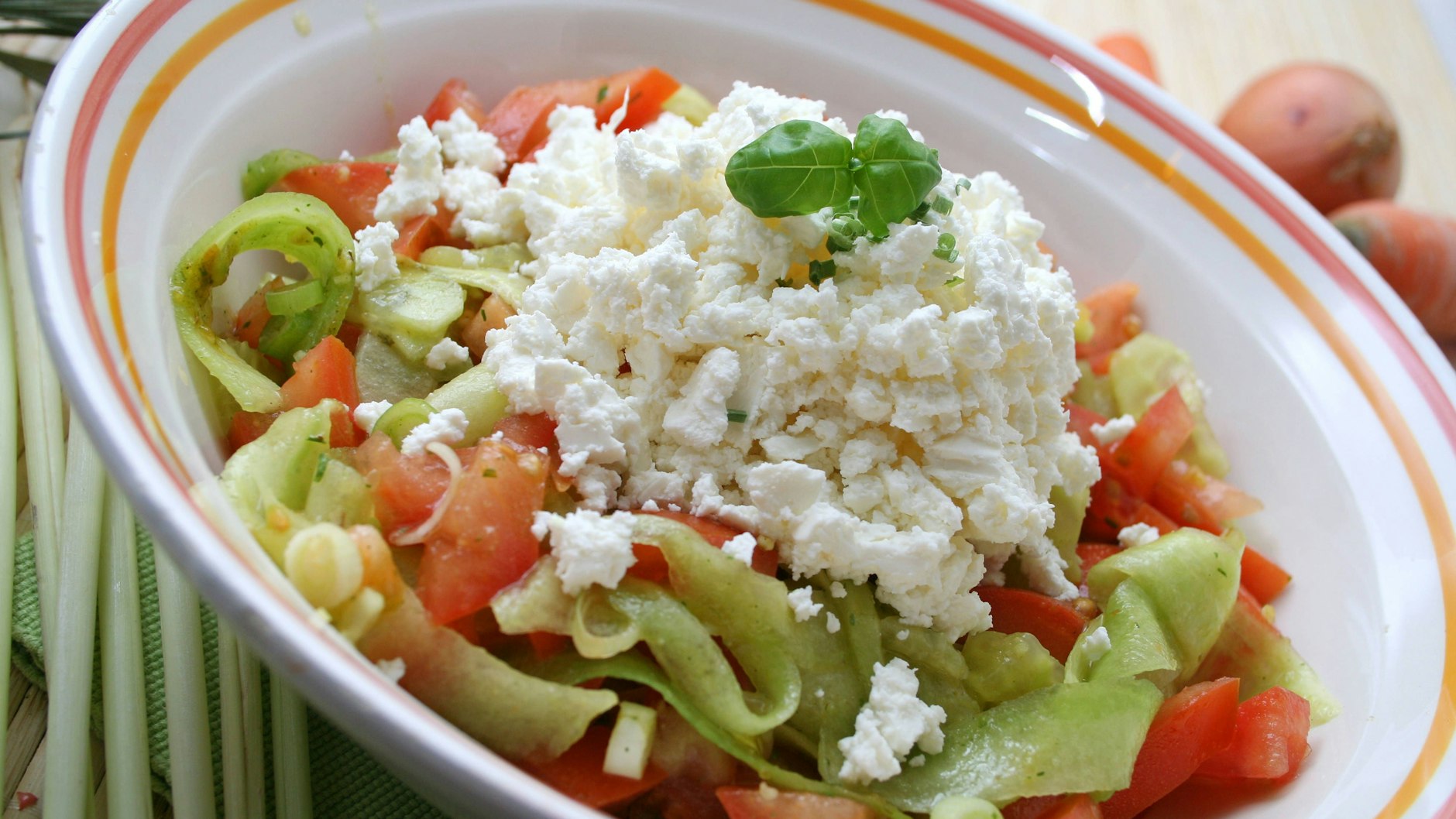 Schopska-Salat ist eine köstliche Beilage - probieren Sie dieses Rezept unbedingt aus!