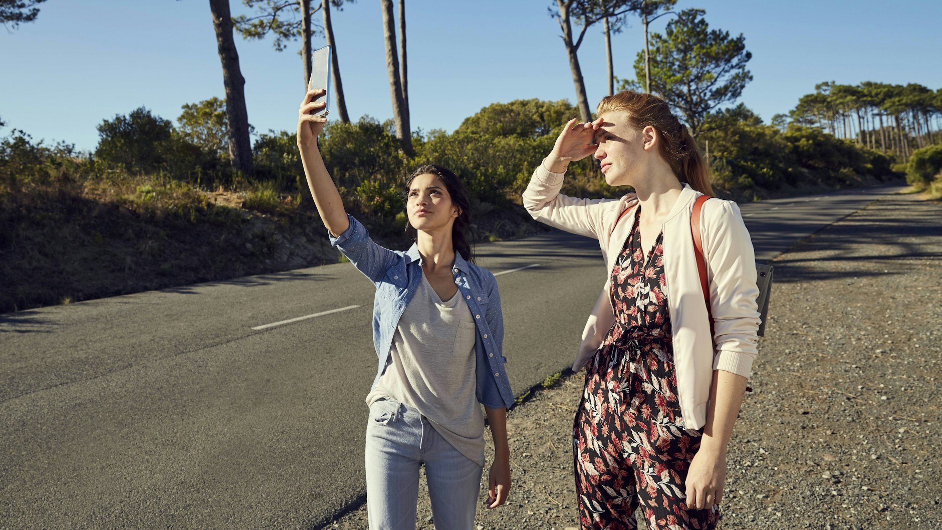 Unterwegs in der Natur: Oft sucht man dort mühsam mit dem Handy nach einer Netzverbindung.