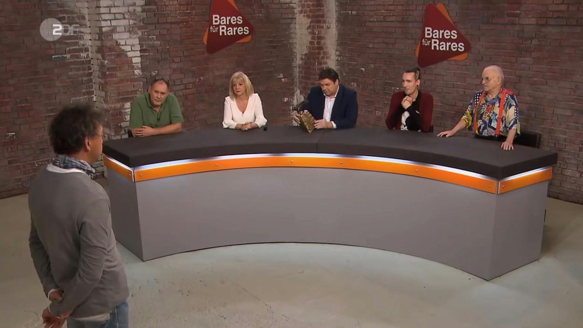 Im „Bares für Rares“-Händlerraum sind alle begeistert von der Freimaurer-Skulptur.