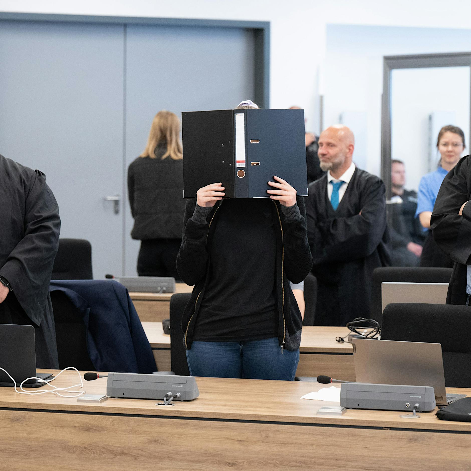 Lina E.: Mutmaßliche Linksextremisten zu jahrelanger Haft verurteilt – Demo in Berlin