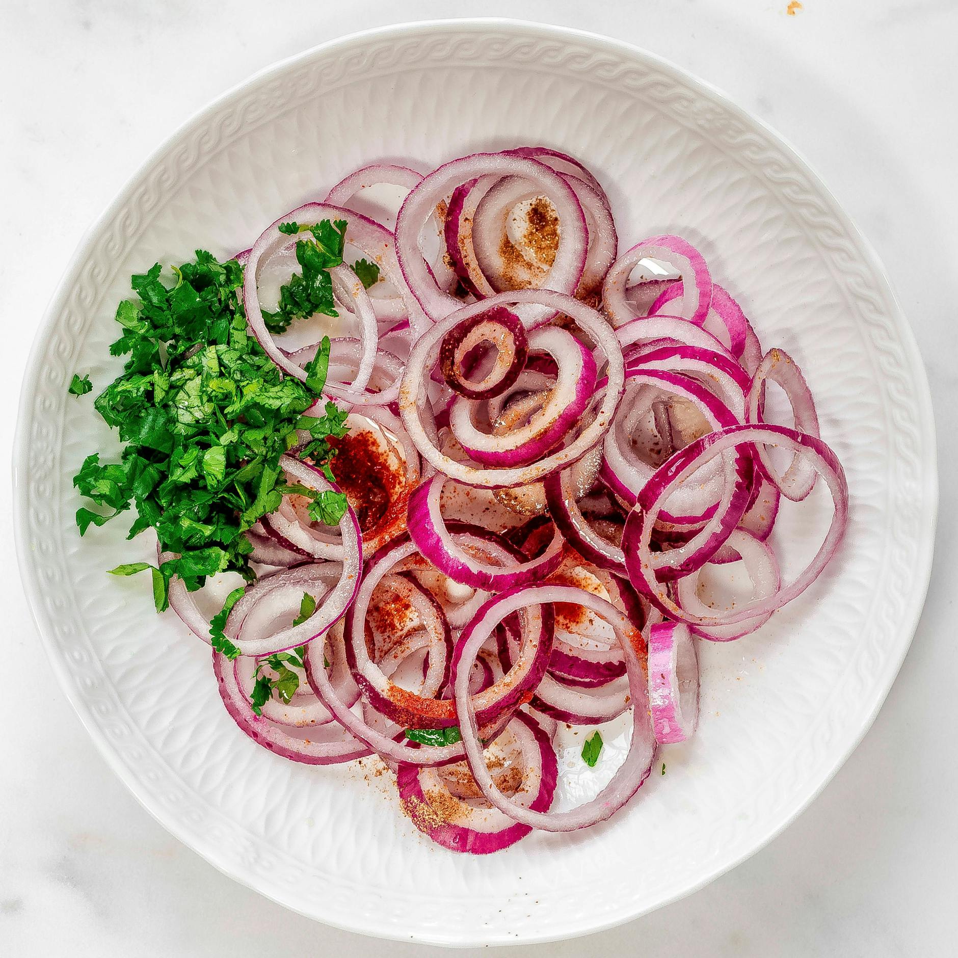 Zwiebelsalat ist einfach köstlich – mit diesem Rezept zaubern Sie ihn schnell und einfach.
