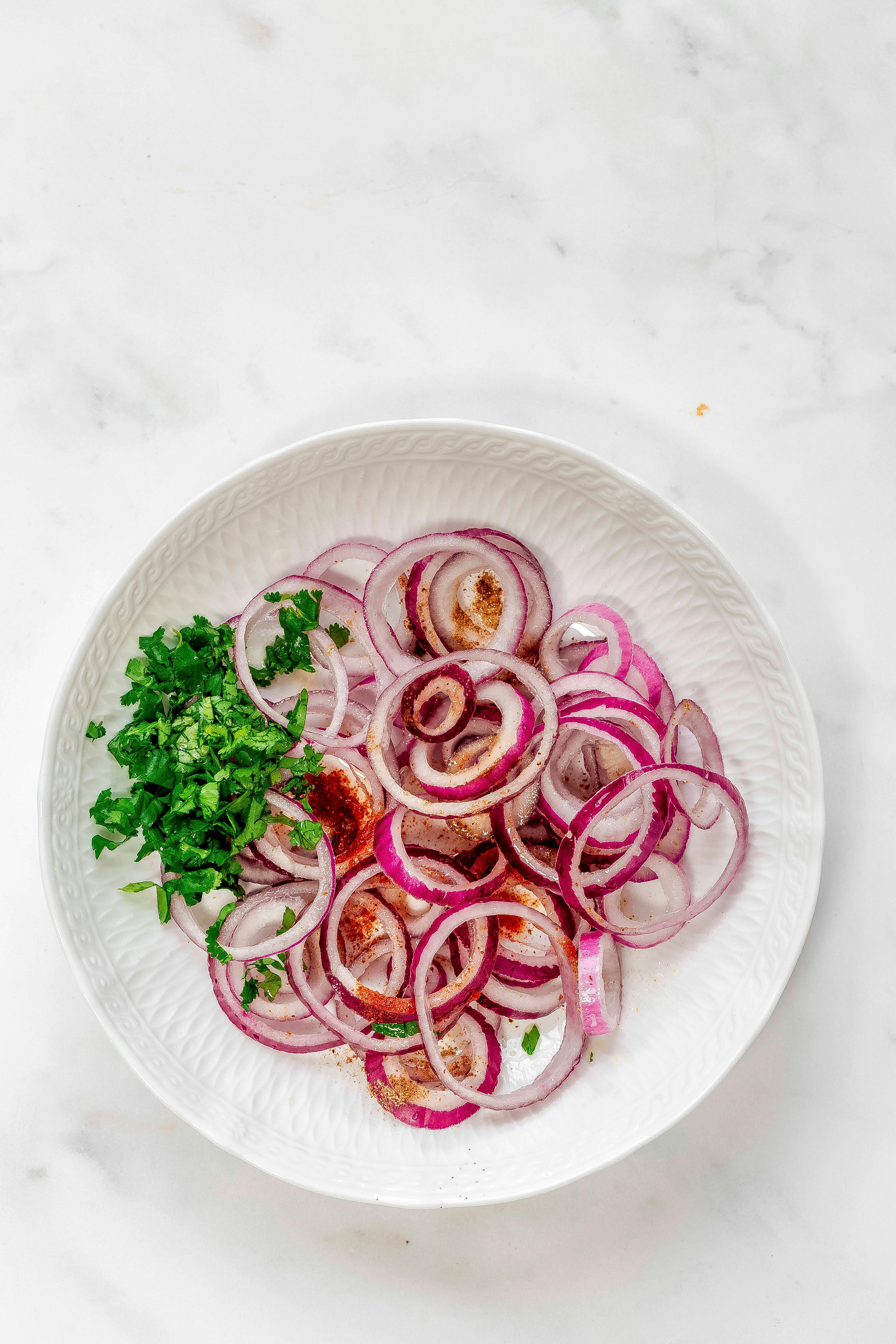 Geniales Rezept für Zwiebelsalat! So lecker haben Sie Zwiebeln noch nie ...