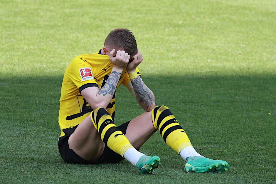 Am Boden zerstört: BVB-Kapitän Marco Reus nach der verpassten Meisterschaft.  