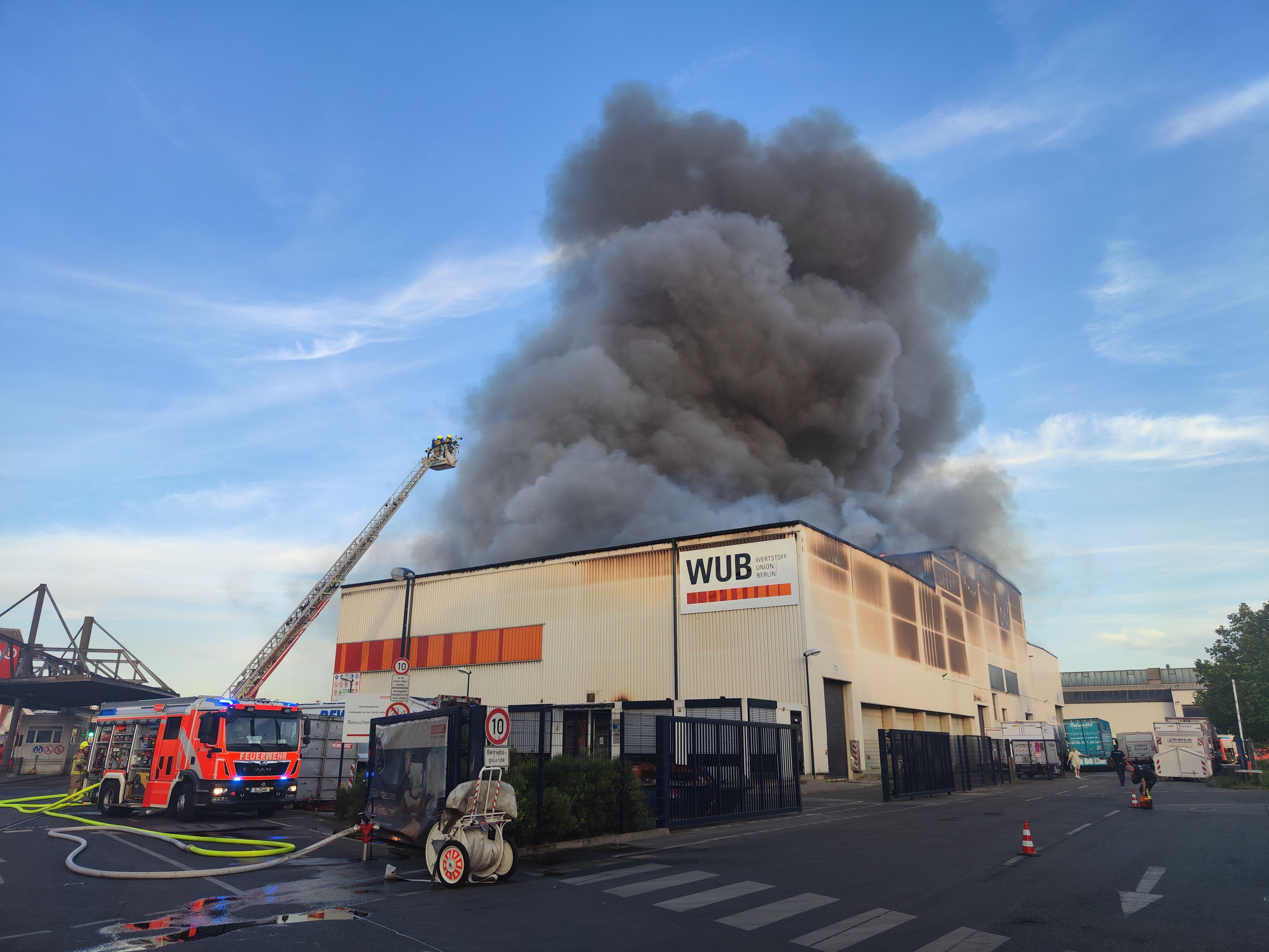 Update! Riesen-Feuer Bei Recyclingfirma Remondis In Neukölln ...