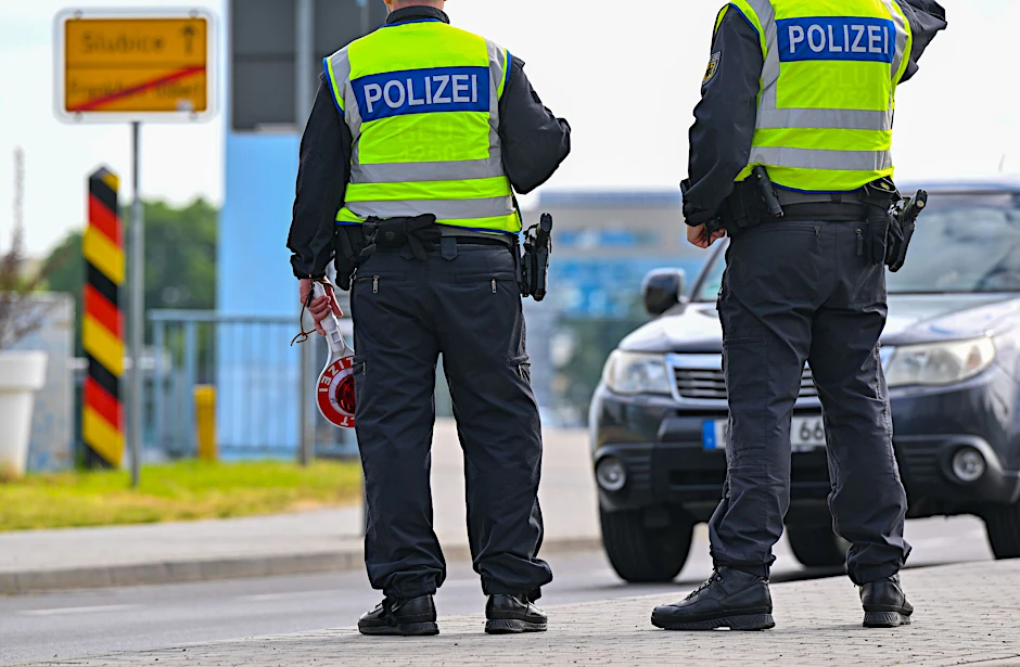 Beamte der Bundespolizei stehen bei der Einreise nach Deutschland am deutsch-polnischen Grenzübergang Stadtbrücke in Frankfurt (Oder).