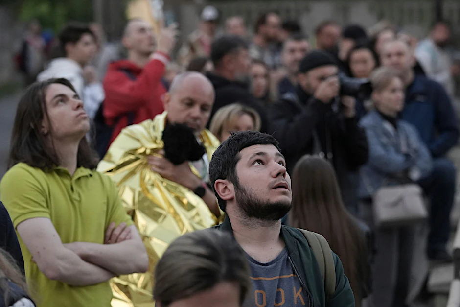 Evakuierte Bewohner sehen sich ihr mehrstöckiges Wohnhaus an, das während des Angriffs auf&nbsp;Kiew am 30. Mai beschädigt wurde.&nbsp;