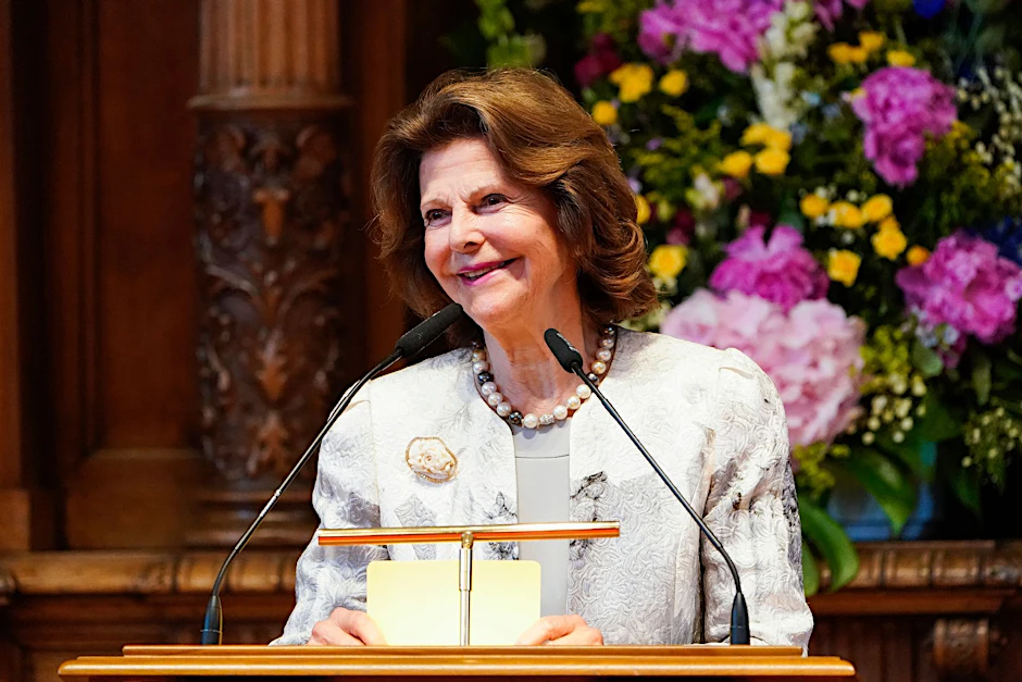 Königin Silvia von Schweden spricht im Rathaus in Heidelberg.  