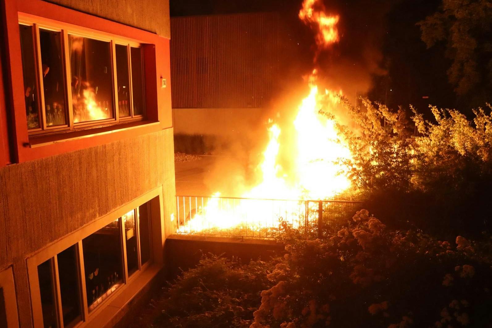 Flammen lodern direkt neben einer Grundschule in Treptow-Köpenick.