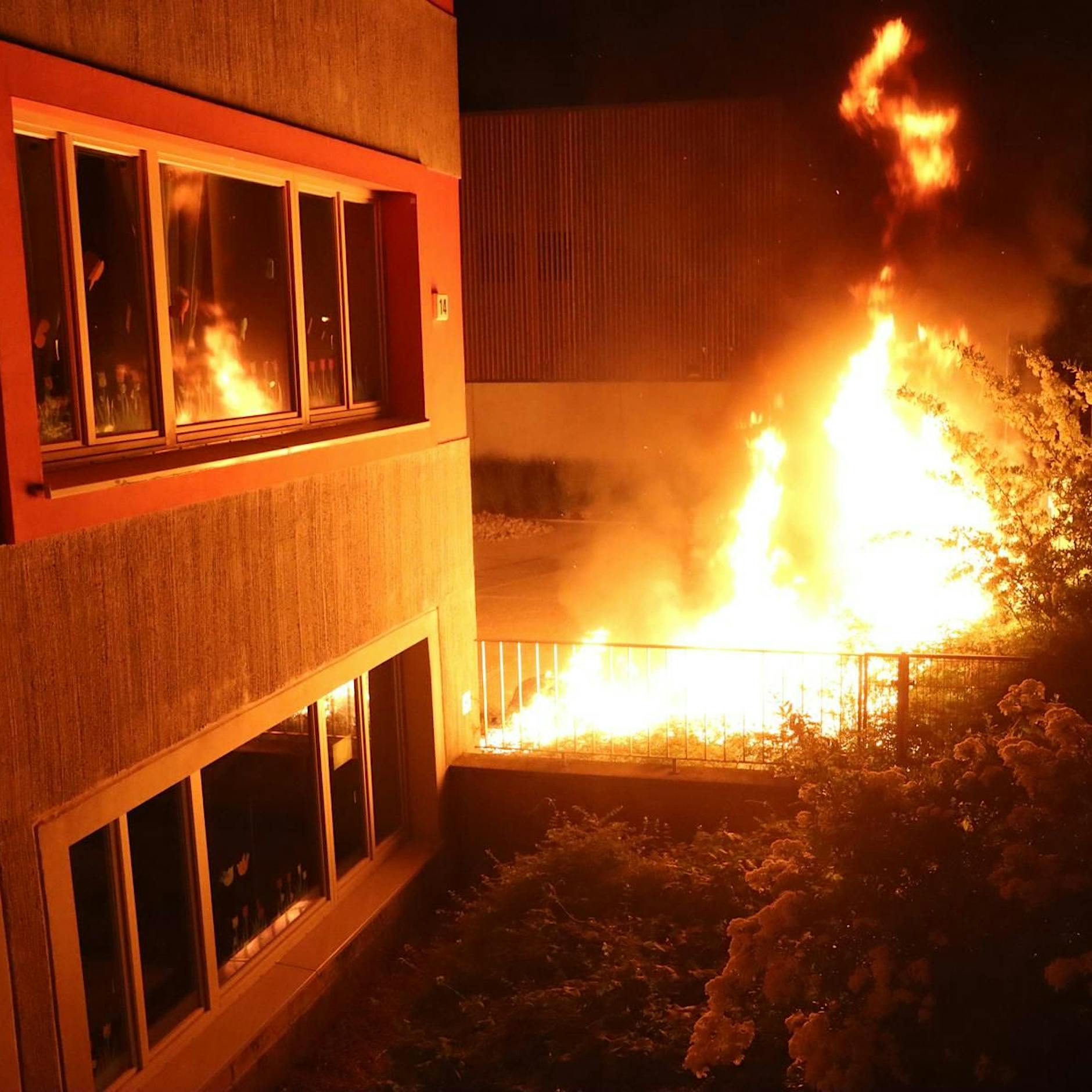 Berliner Feuerwehr zu Brand an Grundschule alarmiert