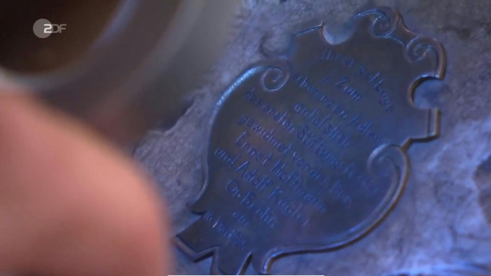 Auf der Widmung steht, welcher Freimaurer-Loge der Adler bei „Bares für Rares“ gewidmet war.