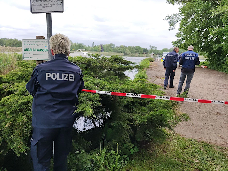 Polizisten am Ufer des Großen Wentowsees, aus dem zwei Männer tot geborgen wurden.  