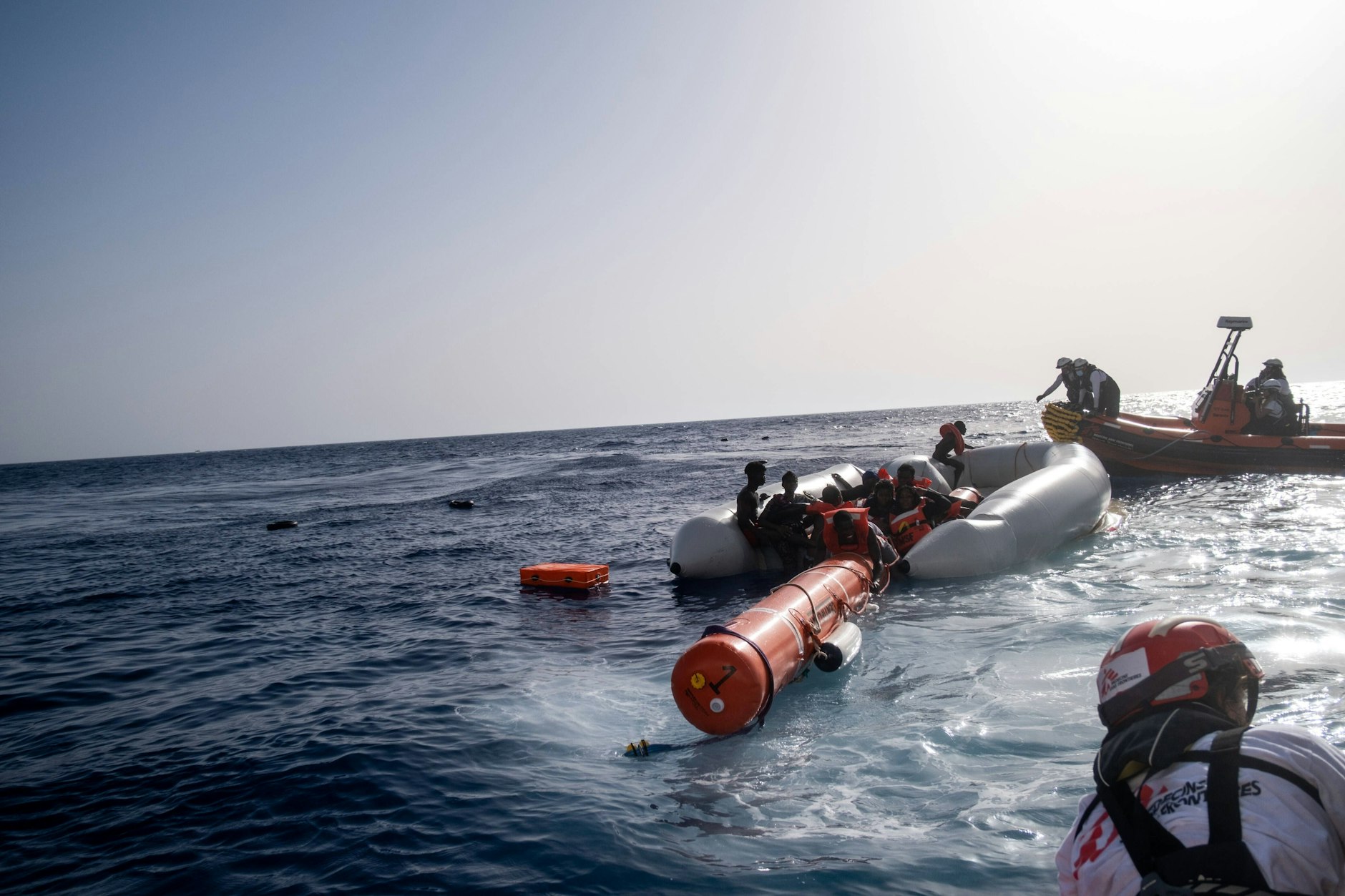 Rettung eines in Seenot geratenen Bootes.