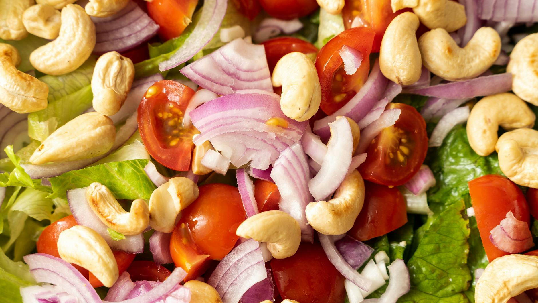 Der Fettverbrenner-Salat ist nicht nur extrem lecker, sondern auch total gesund.