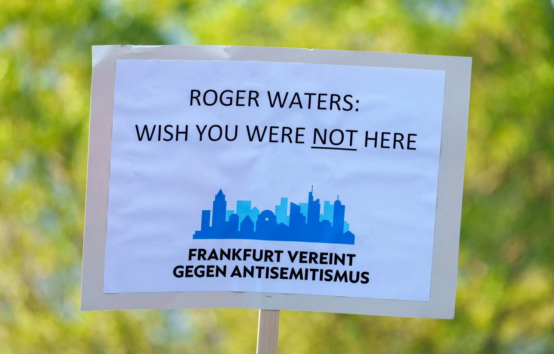 Mit "Roger Waters: Wish you were not here" haben Menschen in Frankfurt gegen Roger Waters demonstriert.  