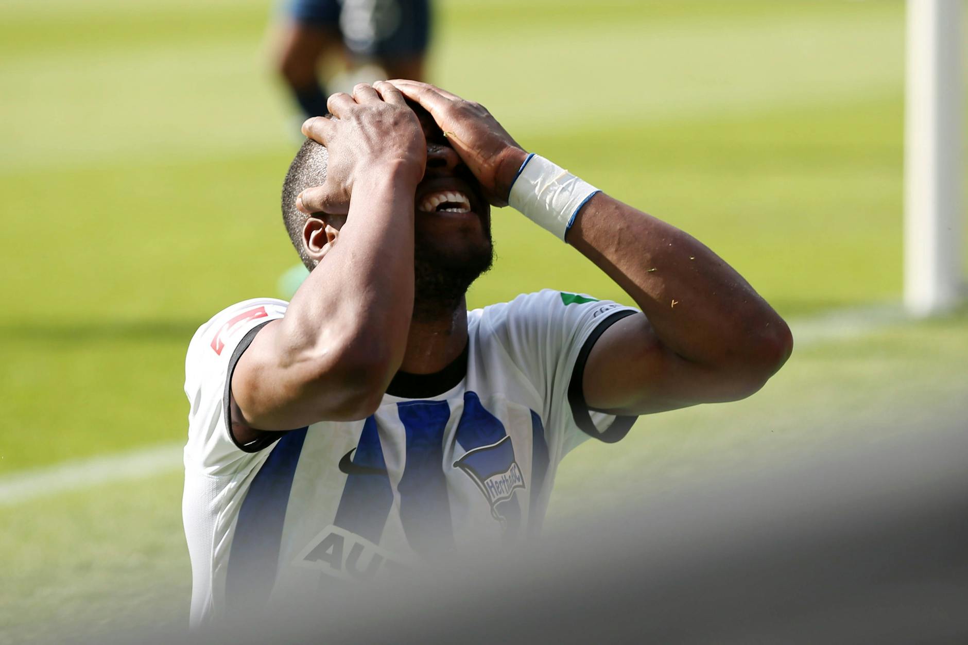 Dodi Lukebakio schlägt die Hände vors Gesicht, kann es nicht fassen, dass sein Tor gegen den VfL Bochum nicht zählte.