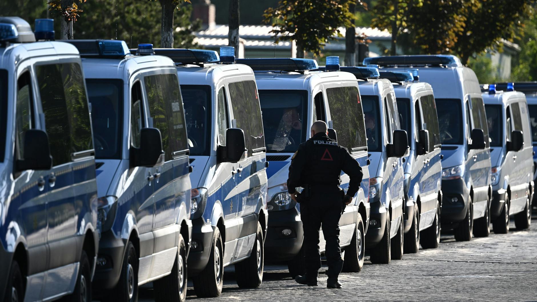 Die Polizei rückte in großer Zahl zur Urteilsverkündung gegen Lina E. und ihre Komplizen in Dresden an.