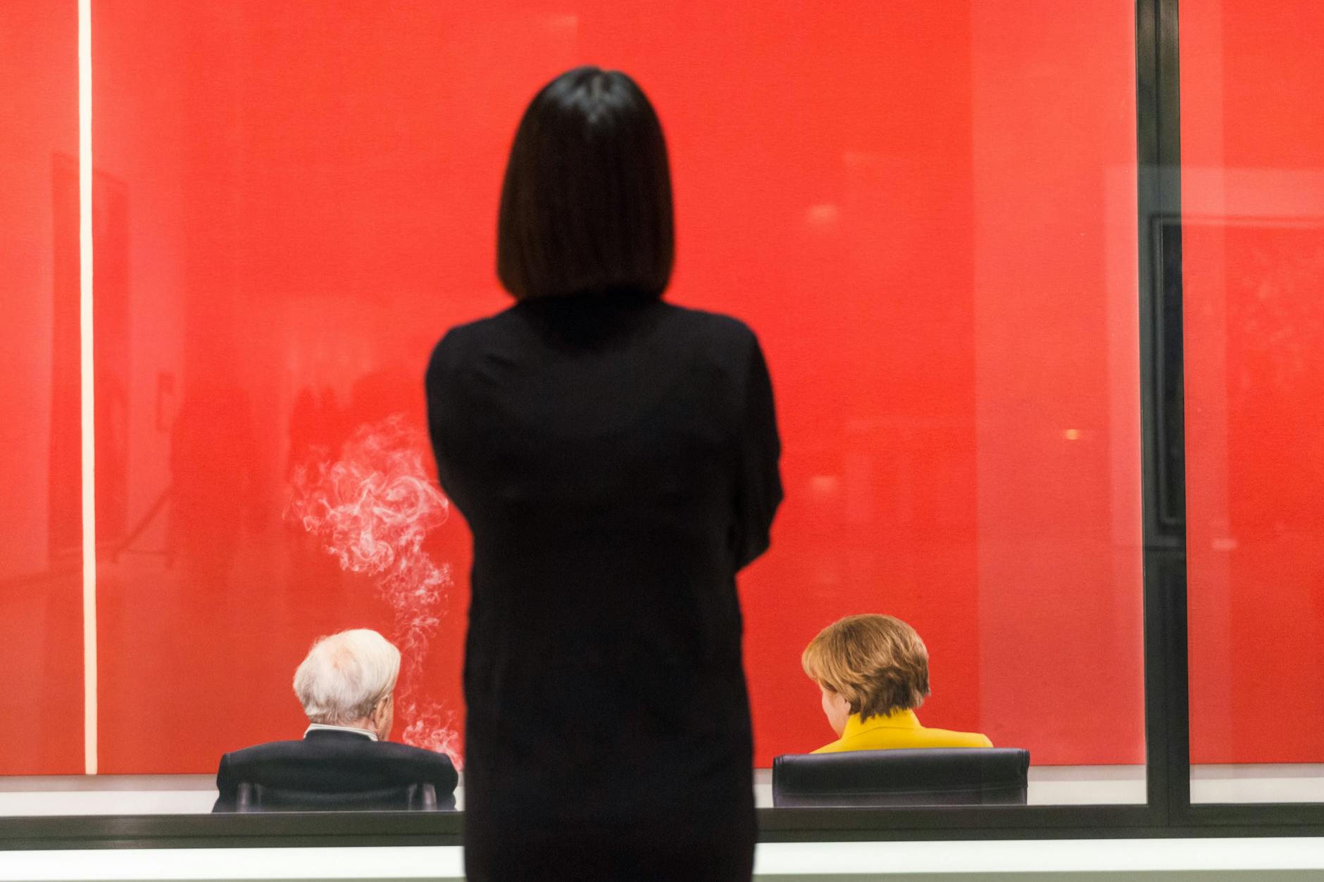 Irgendwann rauchten nur noch die anderen: Fotografie von Merkel neben einem qualmenden Helmut Schmidt in einer Londoner Galerie.