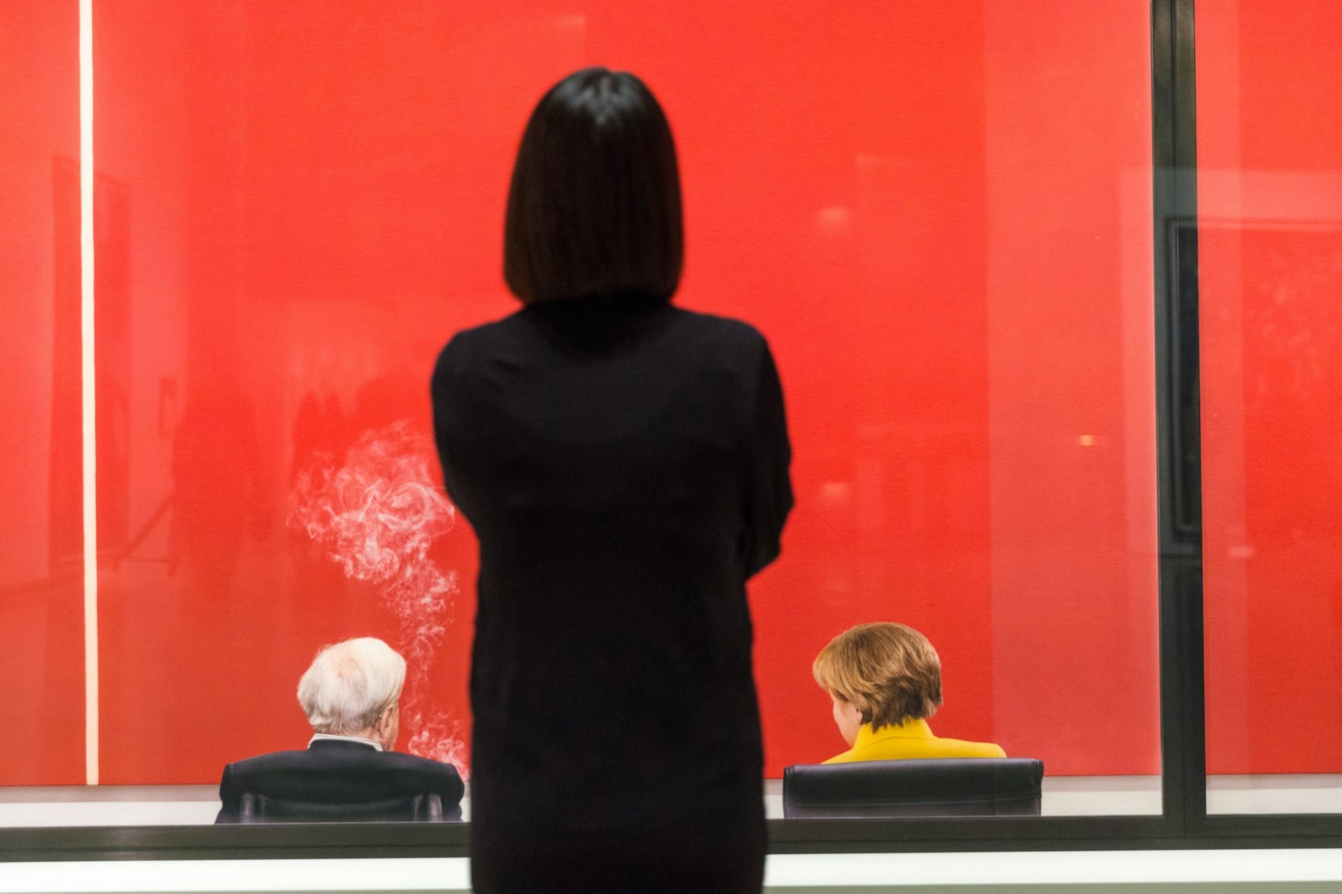 Irgendwann rauchten nur noch die anderen: Fotografie von Merkel neben einem qualmenden Helmut Schmidt in einer Londoner Galerie.