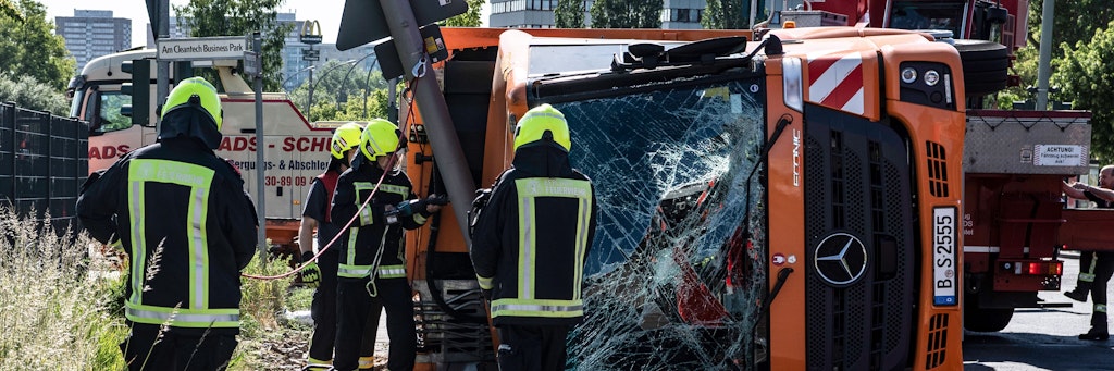 Berlin-Marzahn: Müllwagen kippt in Kurve um und kracht gegen Laterne