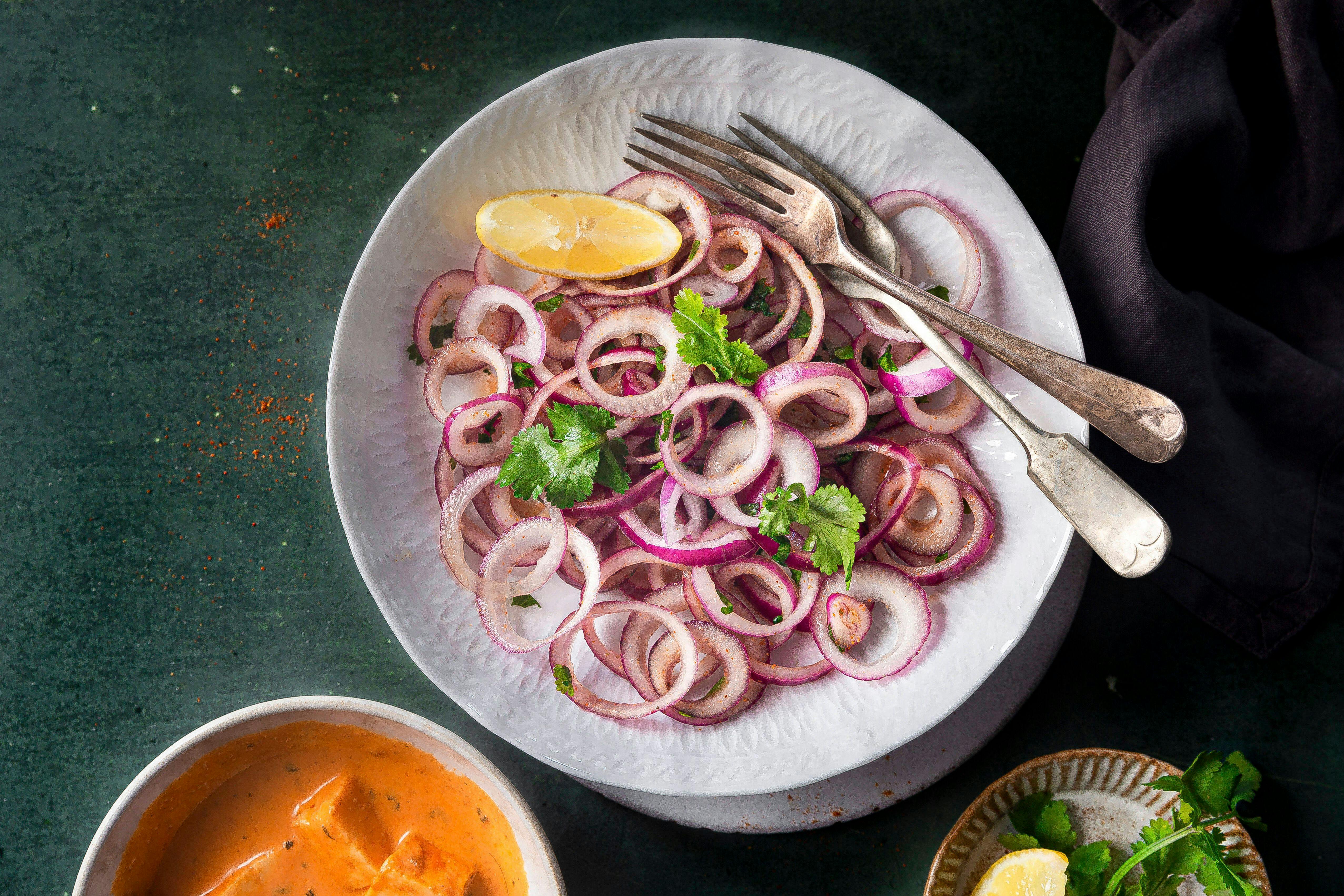 Geniales Rezept für Zwiebelsalat! So lecker haben Sie Zwiebeln noch nie ...