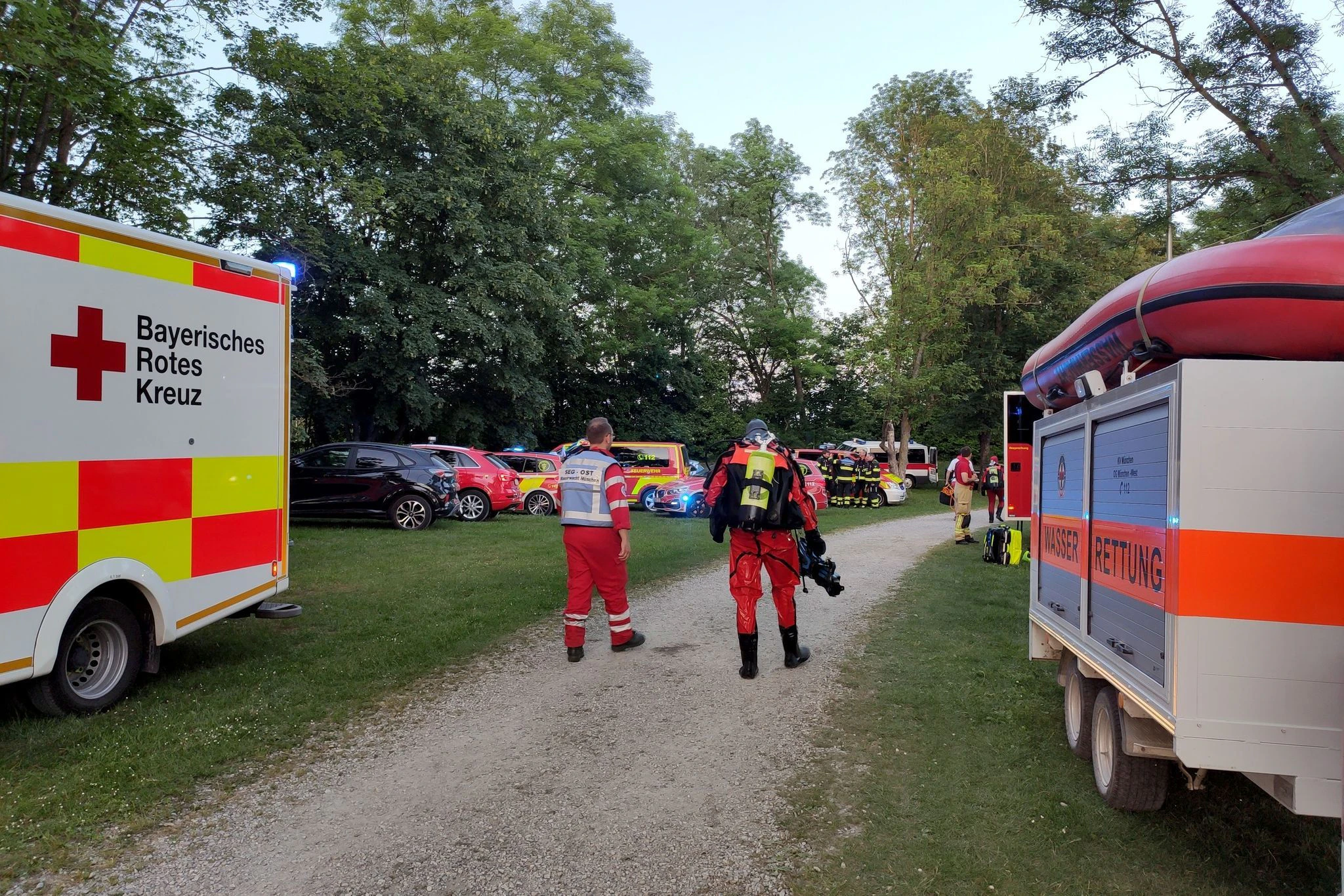 HANDOUT - Rettungskräfte am Ufer des Unterschleißheimer Sees.  