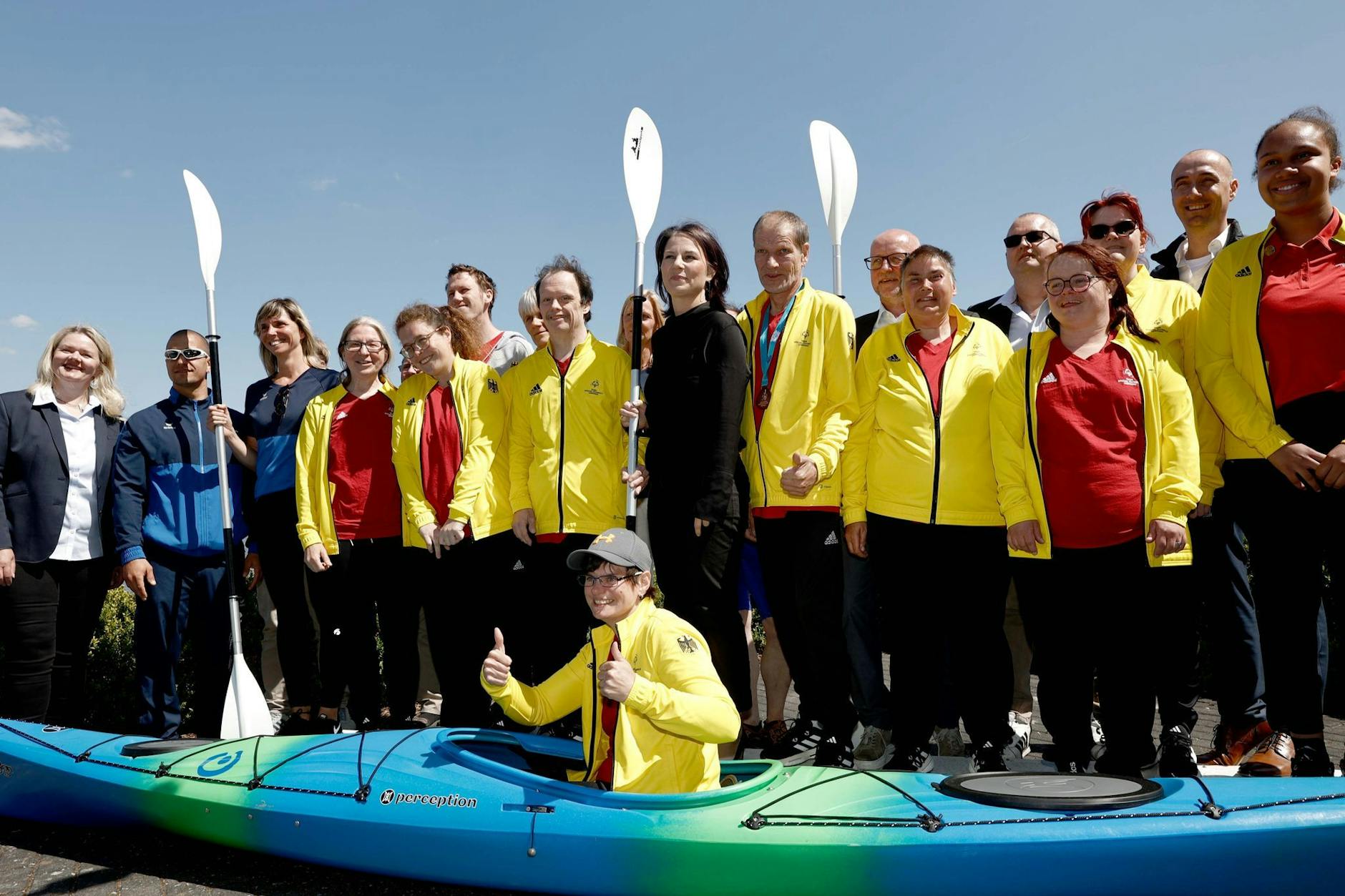 Annalena Baerbock trifft Brandenburger Athleten für die Special Olympic World Games.