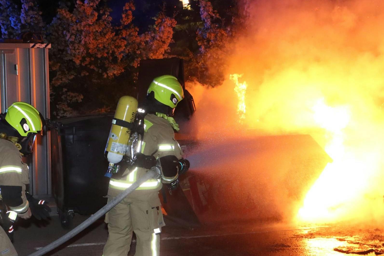 Einsatzkräfte der Feuerwehr beim Löschen des Brandes.