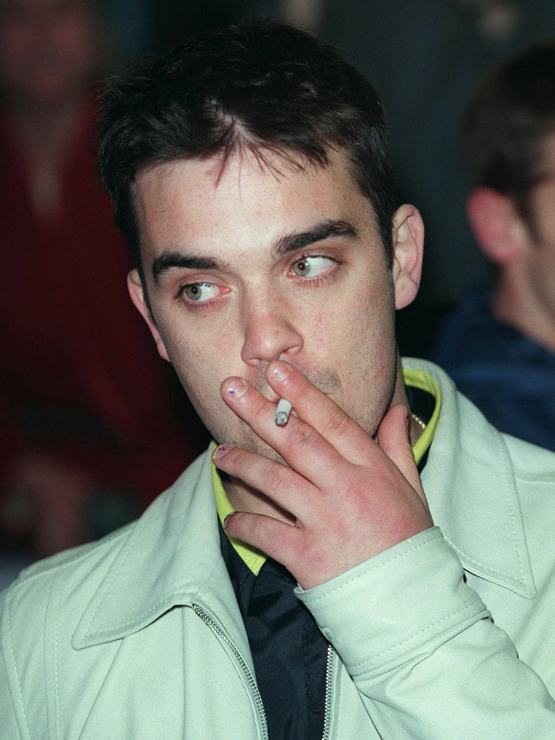 Zumindest stand es ihm: Robbie Williams im Jahr 1997 mit Zigarette.