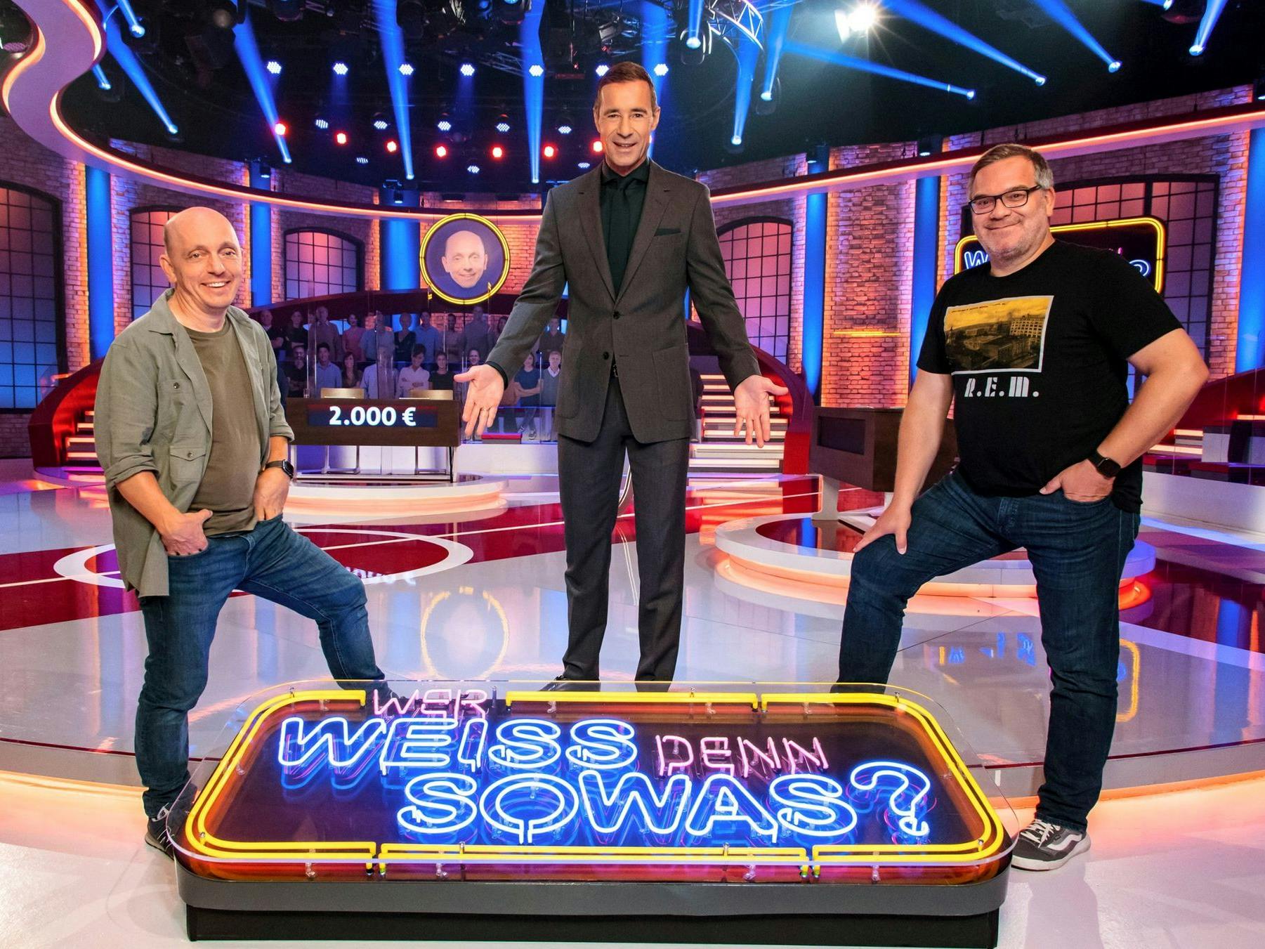 Moderator Kai Pflaume (Mitte) neben Bernhard Hoëcker und Elton bei „Wer weiß denn sowas?“