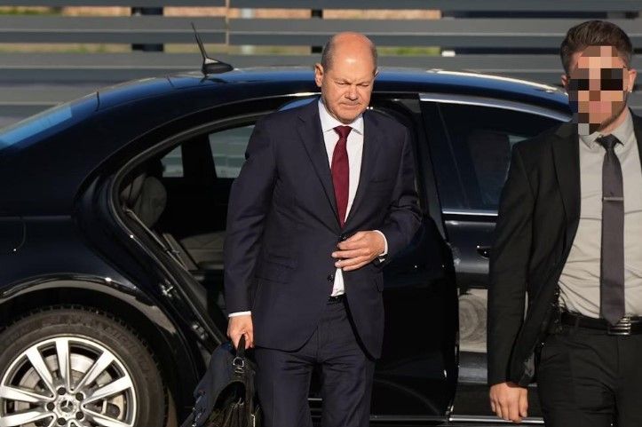 Image - Olaf Scholz: Kanzler-Leibwächter im Tiefschlaf