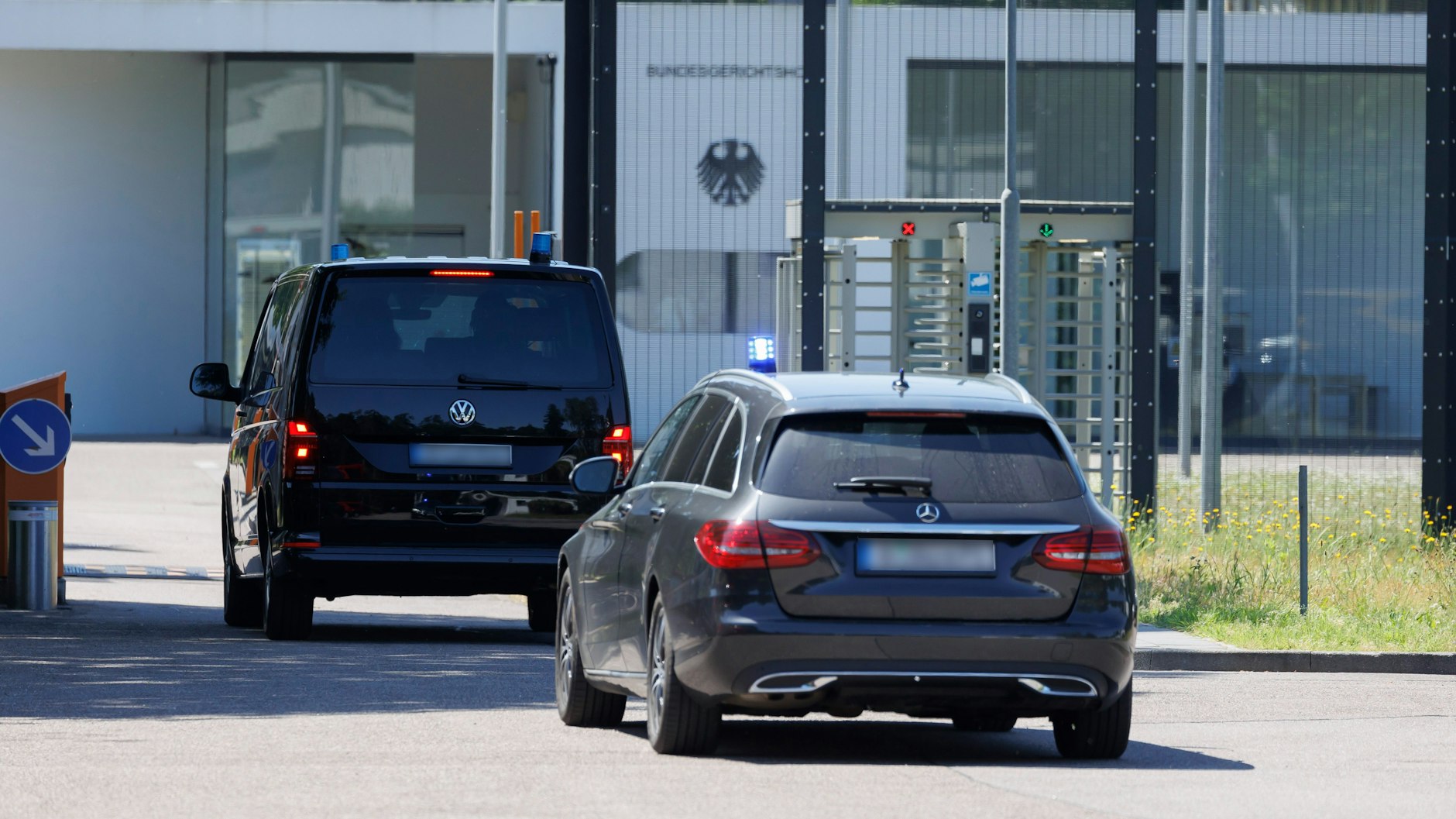   Zivile Fahrzeuge mit Blaulicht fahren am Bundesgerichtshof in Karlsruhe vor: Dort wird über die Haftbefehle gegen mutmaßliche IS-Unterstützer entschieden. 