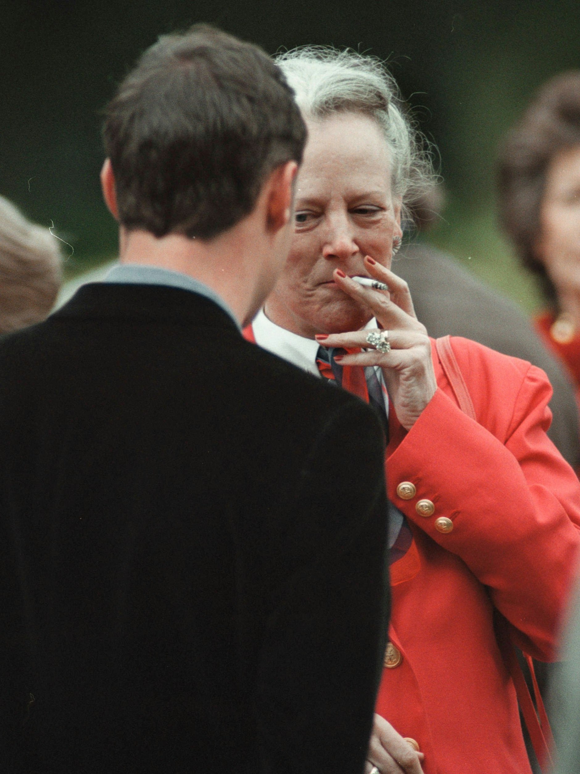 So kennt man sie: Margarethe II. genießt 1998 sichtlich eine Zigarette.