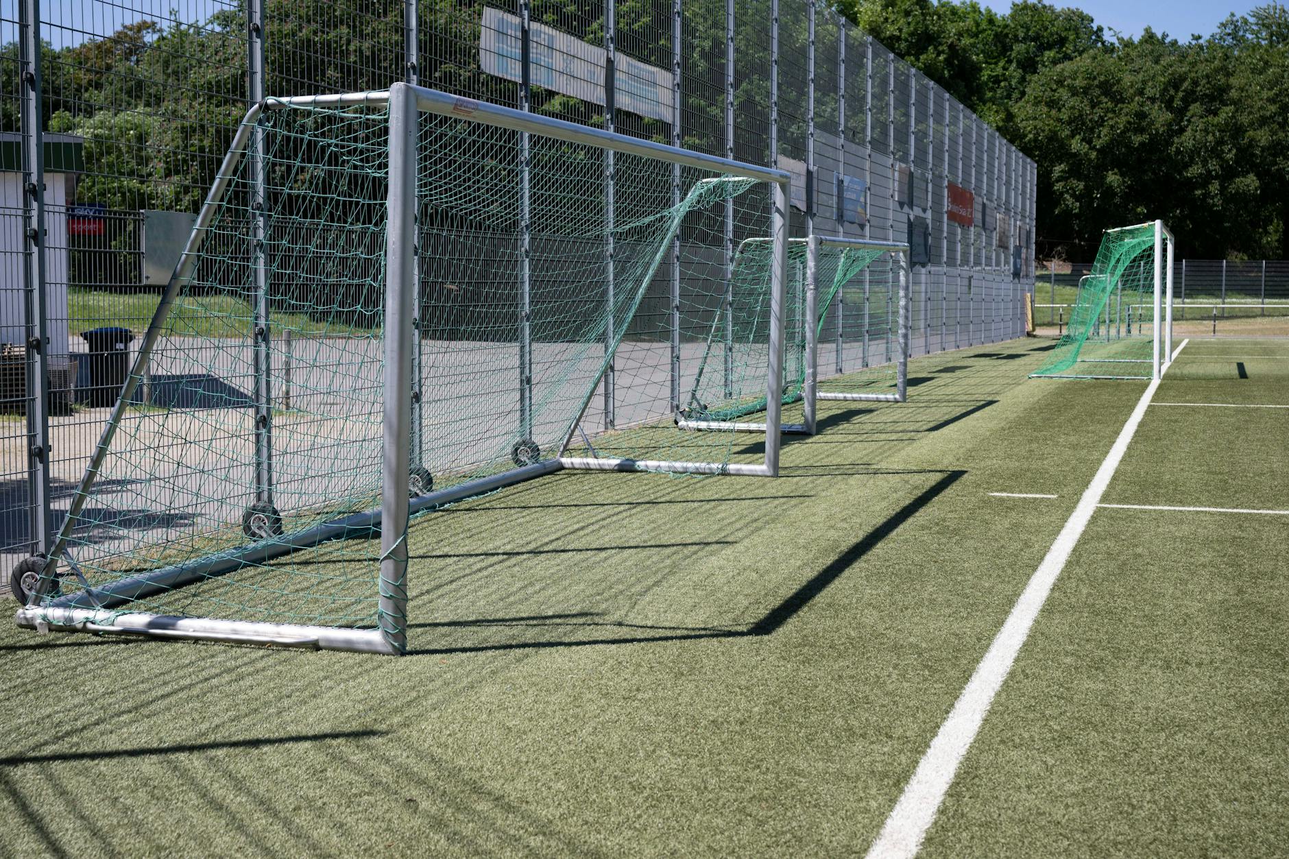 Der Fußballplatz des SV Viktoria Preußen e.V. im Frankfurter Stadtteil Eckenheim. Nach einem Fußballturnier vom vergangenen Sonntag war ein 15-jähriger Spieler aus Berlin schwer verletzt und später als hirntot erklärt.