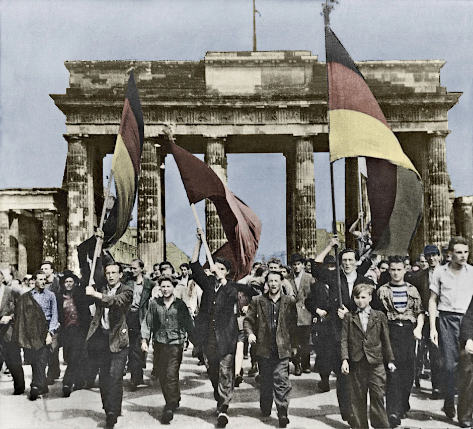 Berlin, Brandenburger Tor, 17. Juni 1953: Für Freiheit und Einheit marschieren Demonstranten vom Ost- in den Westsektor der Stadt. Der Aufstand erfasst weite Teile der DDR.