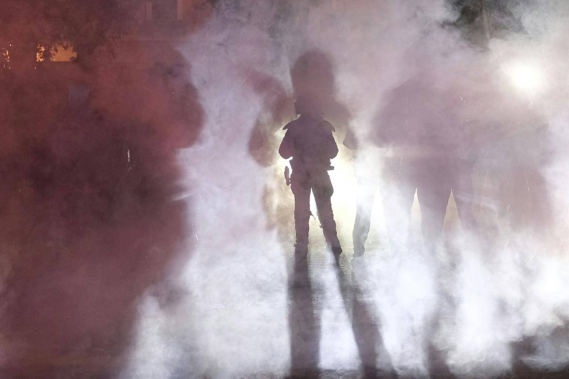 In mehreren Städten haben Sympathisanten gegen die Verurteilung der Studentin Lina E. wegen linksextremistischer Gewalttaten protestiert. In Leipzig wurden Polizisten mit Böllern beworfen.