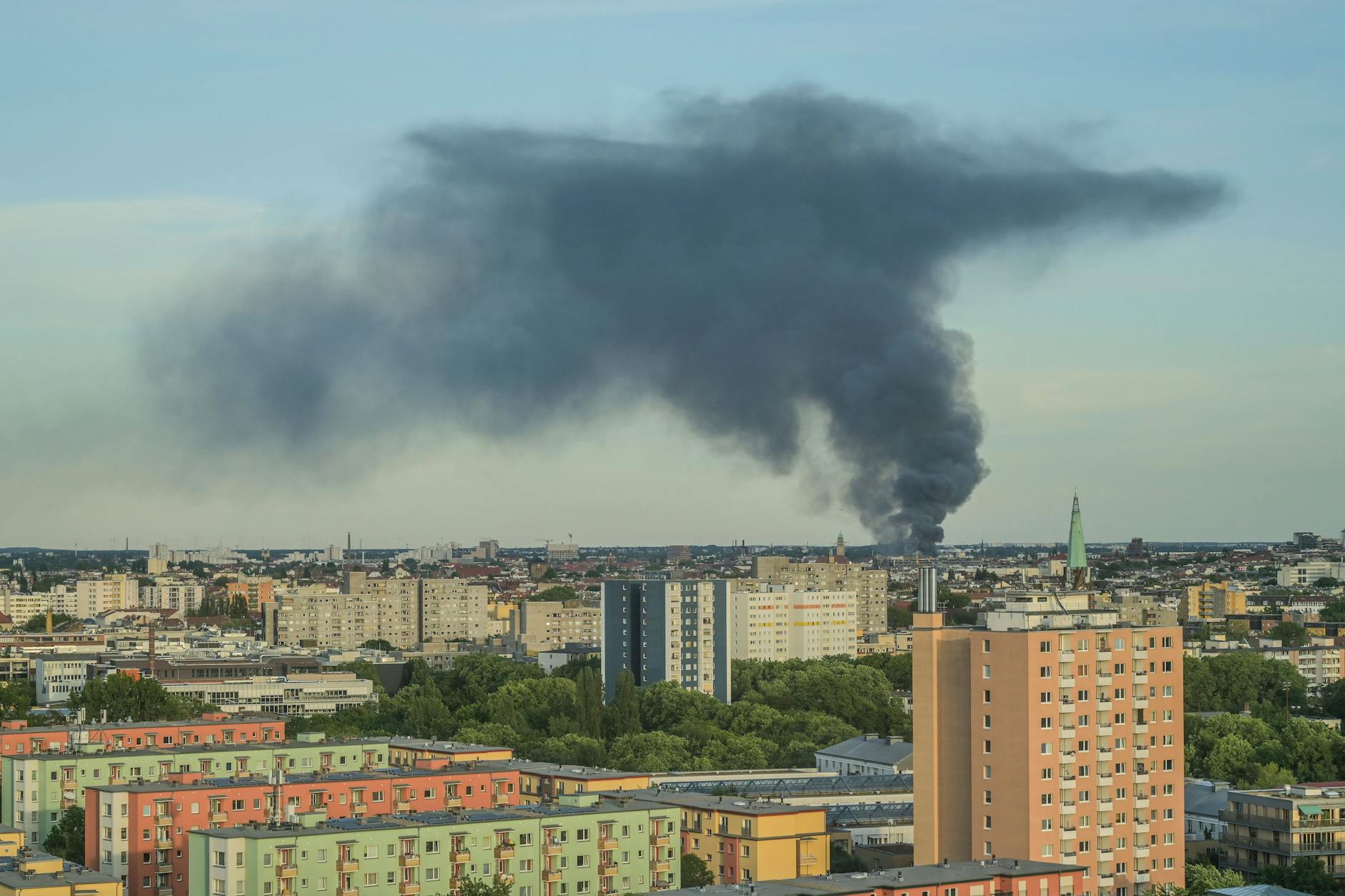 Die Rauchsäule war am Mittwochabend kilometerweit sichtbar.