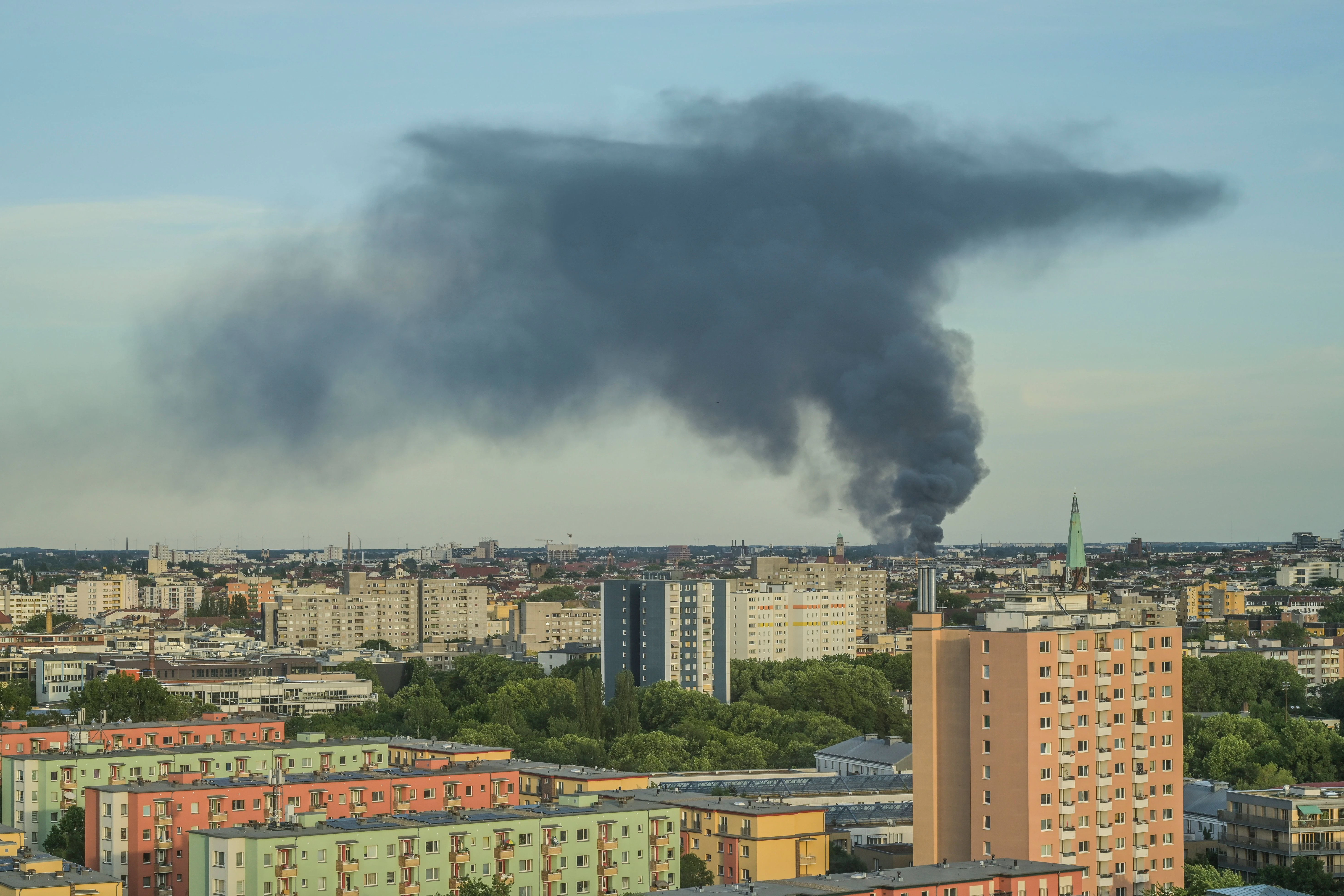 Die Rauchsäule war am Mittwochabend kilometerweit sichtbar.