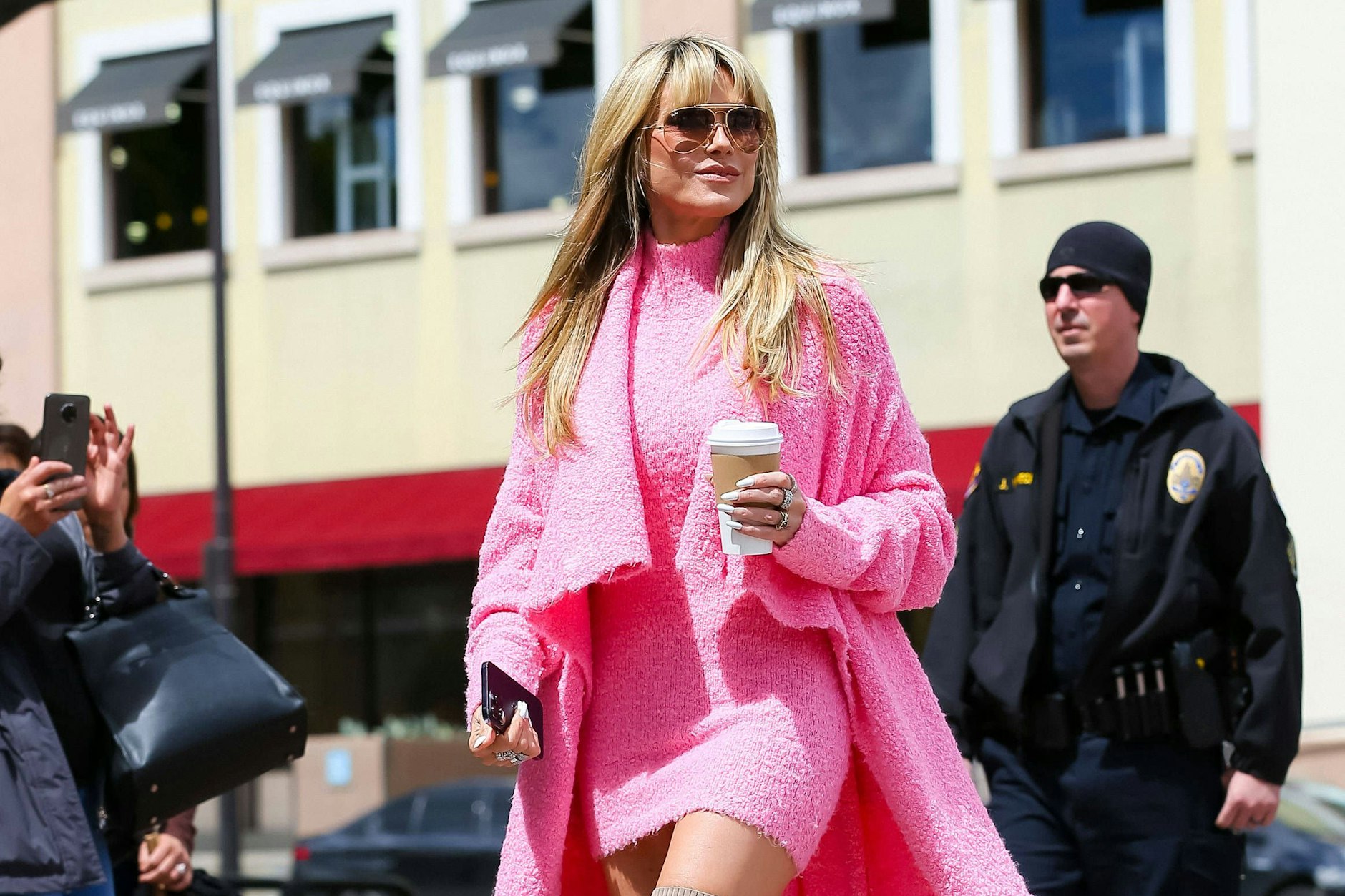 Das Barbiepink passt zu ihren blonden Haaren natürlich gut.