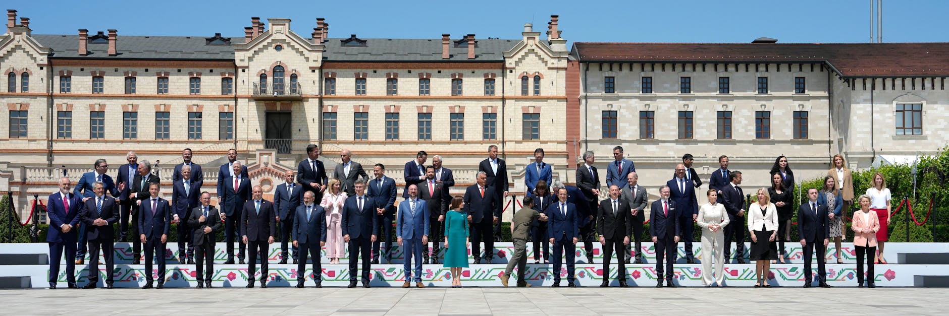 Alle drauf? Vor Schloss Mimi in Moldau traten die am EPG-Treffen beteiligten Staats- und Regierungschefs fürs Familienfoto auf.