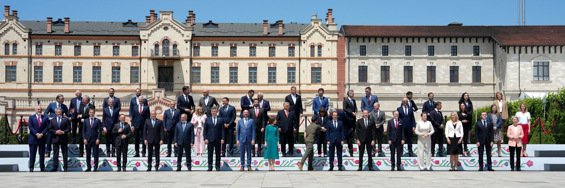 Alle drauf? Vor Schloss Mimi in Moldau traten die am EPG-Treffen beteiligten Staats- und Regierungschefs fürs Familienfoto auf.