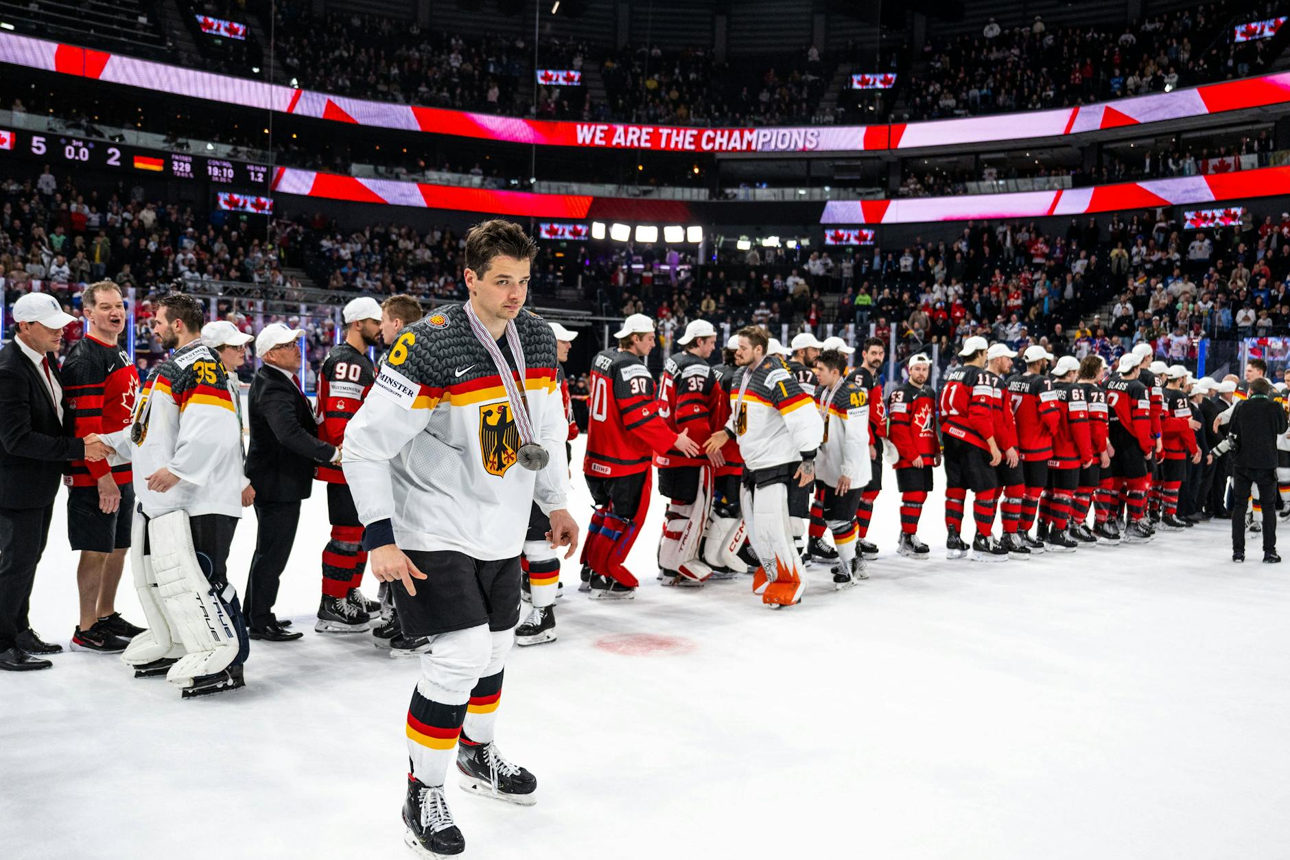 Kai Wissmann nach dem Finale der Weltmeisterschaft in Tampere gegen Kanada mit der Silbermedaille um den Hals.