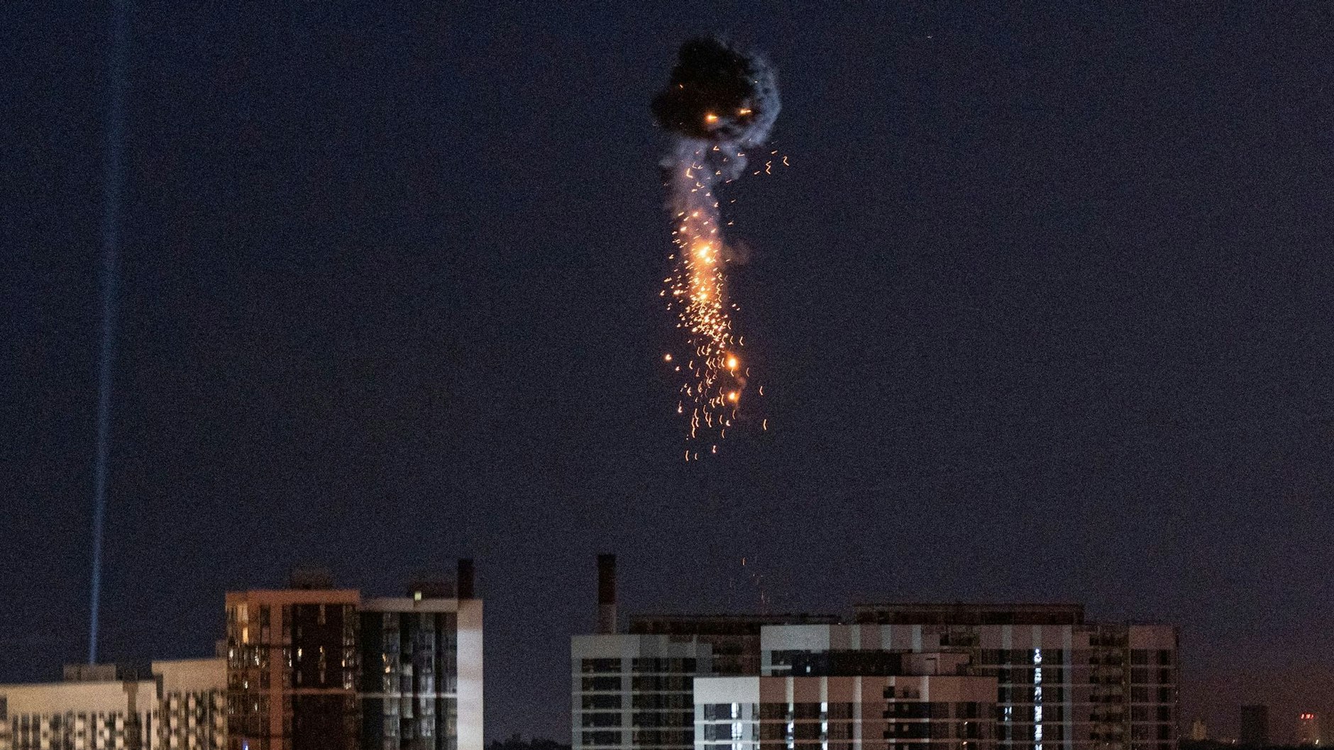 Ein glühender Trümmerregen geht nach dem Abschuss einer russischen Rakete auf Kiew nieder.