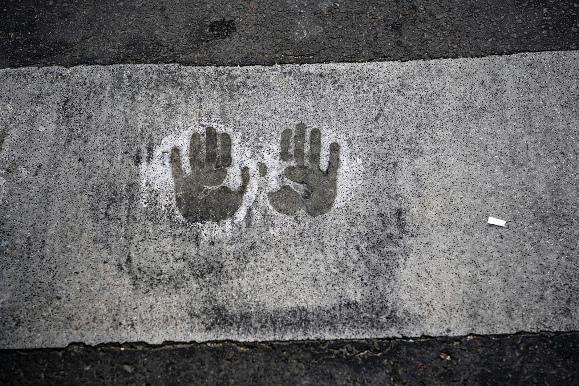 dpatopbilder - Der Abdruck von zwei Händen bei einer Straßenblockade der Letzten Generation auf dem Mühlendamm in Berlin.  