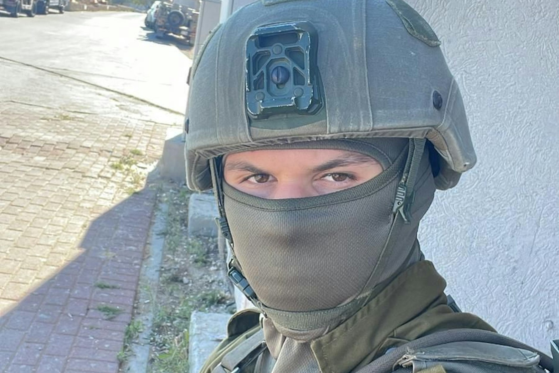 Daniel Adler patrouilliert vor dem Haus von Ben-Gvir.