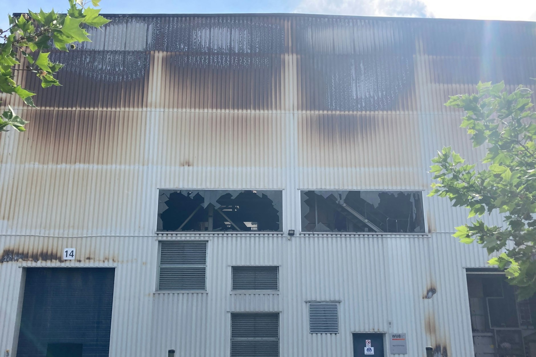 Die Löscharbeiten werden nach Angaben eines Feuerwehrsprechers bis zum späten Donnerstagmittag andauern.