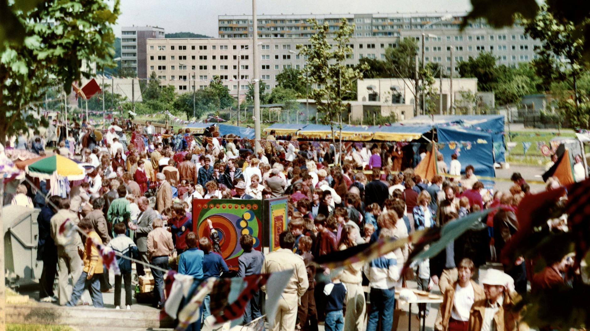 Großer Andrang bei einer Feier zum Internationalen Kindertag im Neubaugebiet Leipzig-Grünau am 1. Juni 1987. 