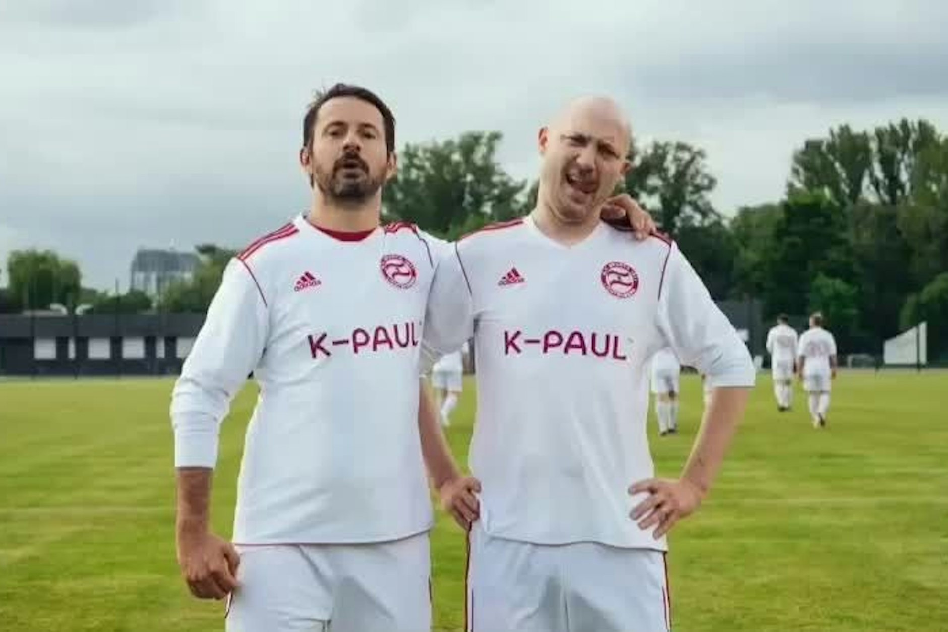 K-Paul und Paul Kalkbrenner (v.l.) tragen mit großem Stolz das Trikot von Sparta Lichtenberg.